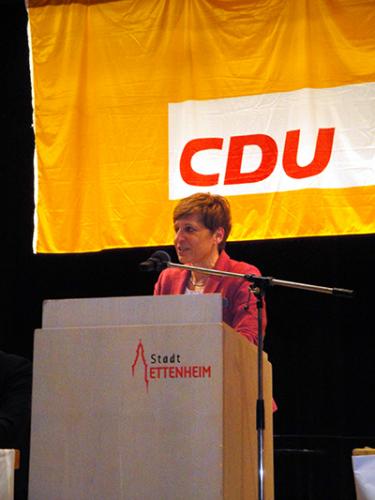 Nicole Razavi stellt den Standpunkt der CDU-Fraktion zur Verkehrsinfrastruktur dar.